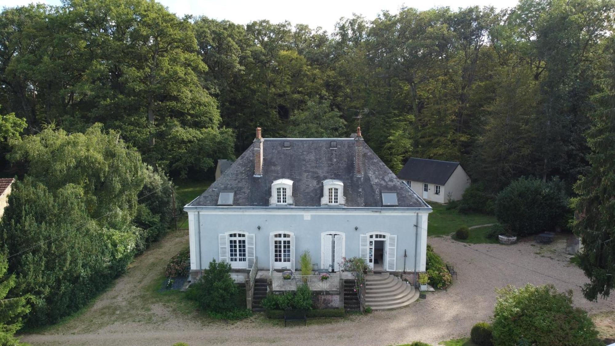 Hotel Les Grands Chenes Saint-Fargeau  Exterior photo